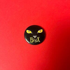 Spirit Halloween / hocus pocus binx button pin 💛🖤​​​​​​​